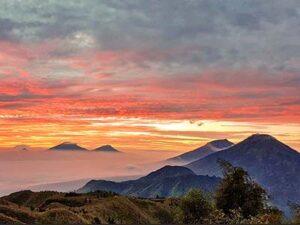 golden sunrise gunung prau