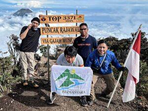 peserta trip gunung sumbing